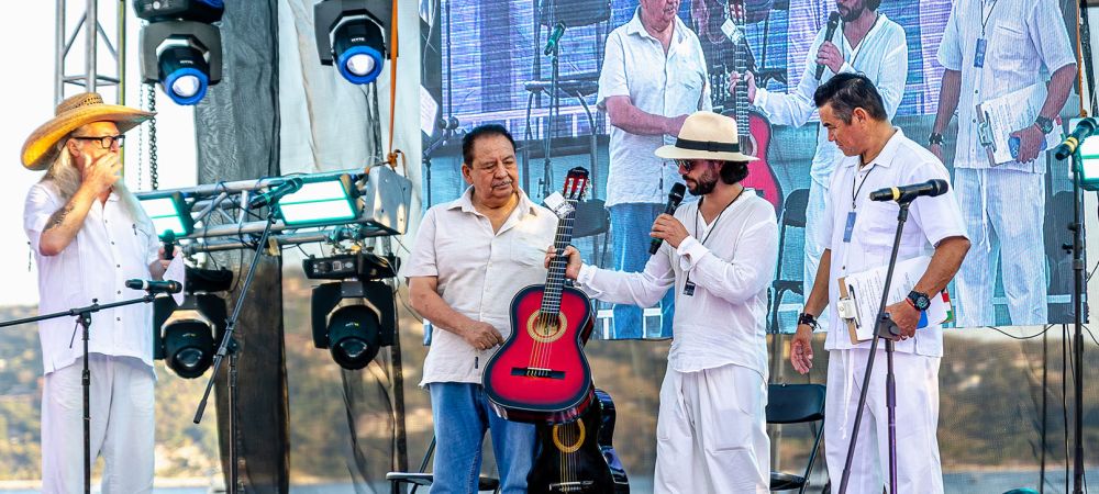 Entrega De Guitarras A Escuelas 