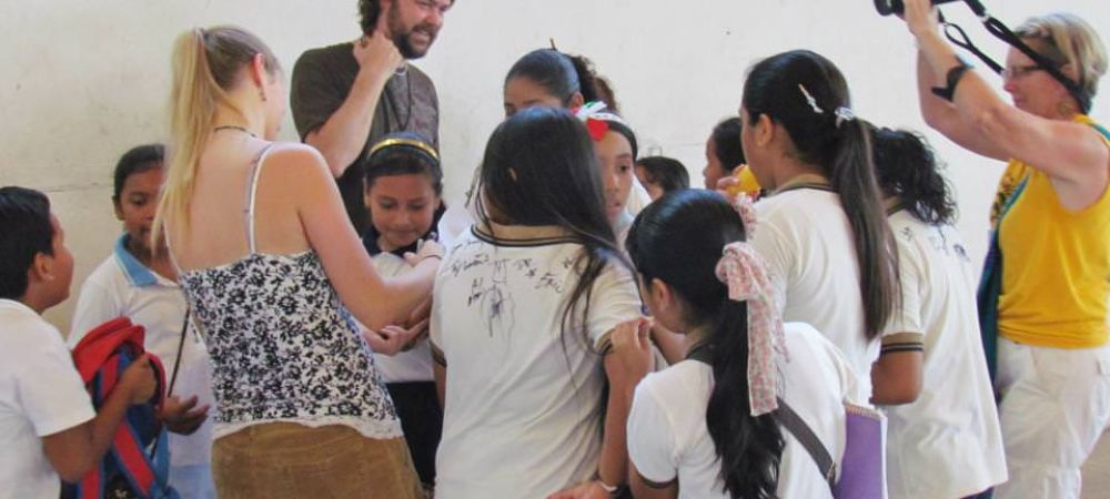 Estudiantes Con Autografos De Los Musicos 