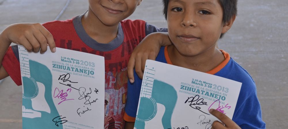 Infantes Con Poster De      